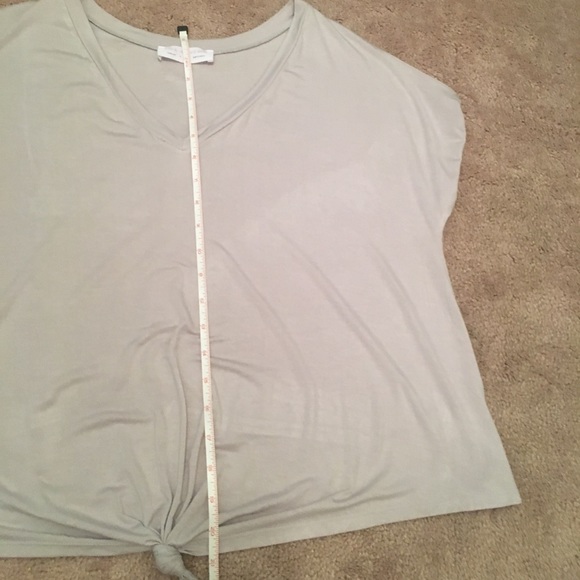NWOT Short Sleeve v-neck Top tied at the bottom - Picture 5 of 5